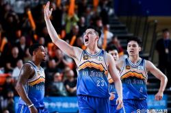 开云APP-新疆队鏖战广东队，库里关键制胜