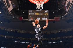 开云下载-利拉德压哨绝杀定乾坤，掘金险胜深圳队彰显关键先生本色