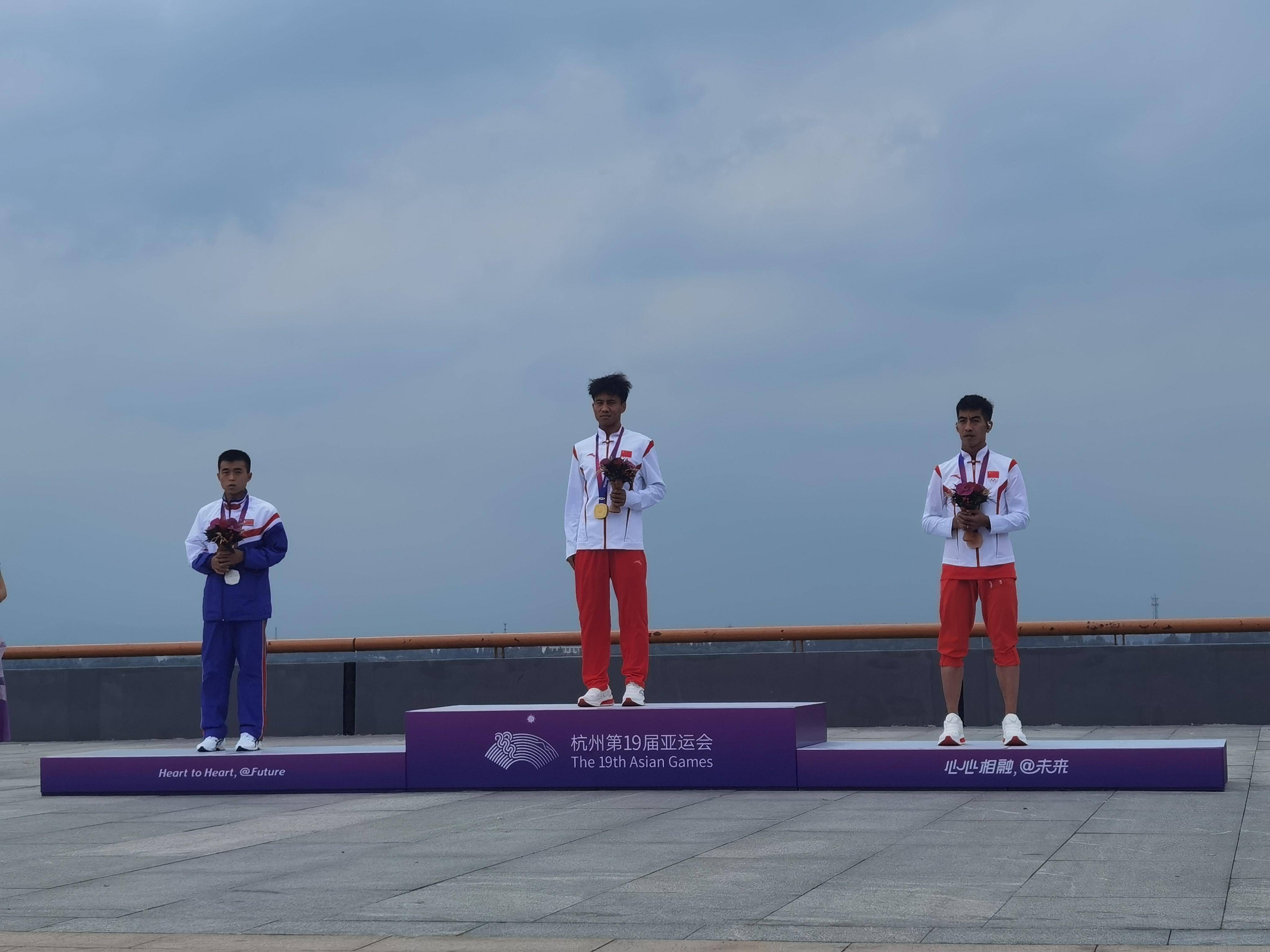 运动员们在比赛中奋勇争胜，精彩绝伦