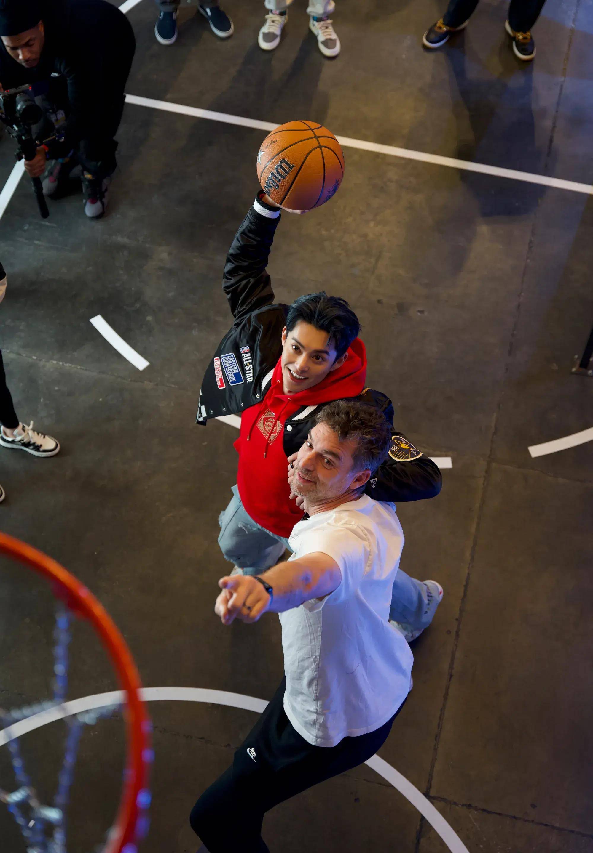 NBA休赛日球员们赴慈善活动的简单介绍