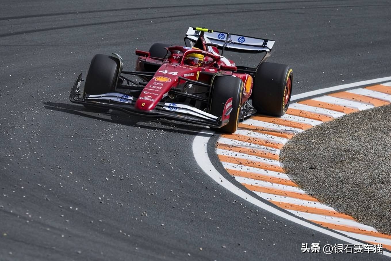 阿斯顿马丁险胜红牛车队，塞恩斯点燃赛场