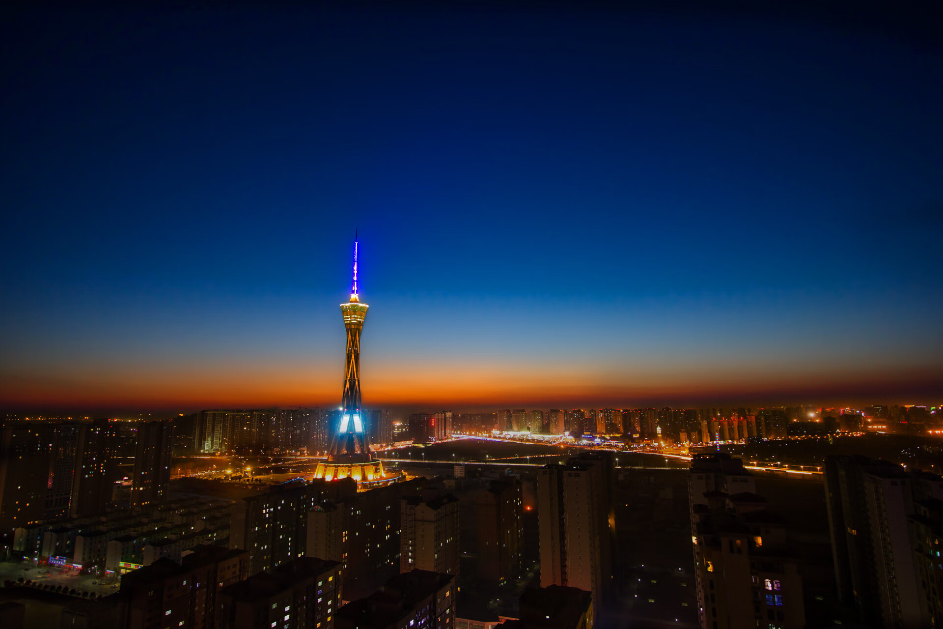 重压之下，英雄独舞与团队交响